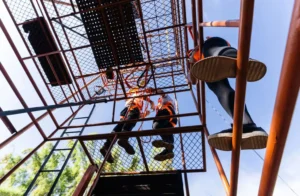 Professional crew assembling metal scaffolding systems by Long Beach Scaffolding.